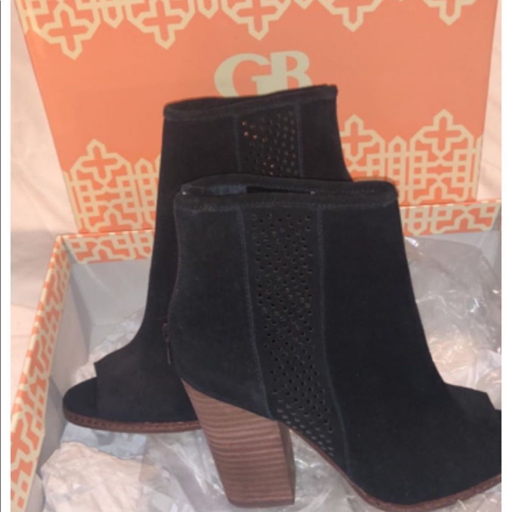Gianni Bini black booties !